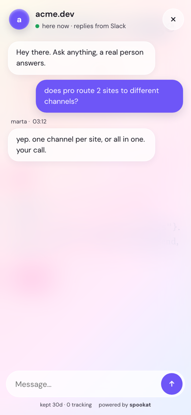 Styl glass na telefonie: półprzezroczysty panel nad różowym gradientem, fioletowy dymek odwiedzającego.