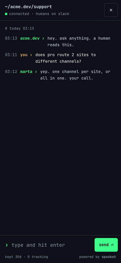 Styl terminal na telefonie: ciemne tło, zielone nazwy monospace, wiadomości jak linie loga.