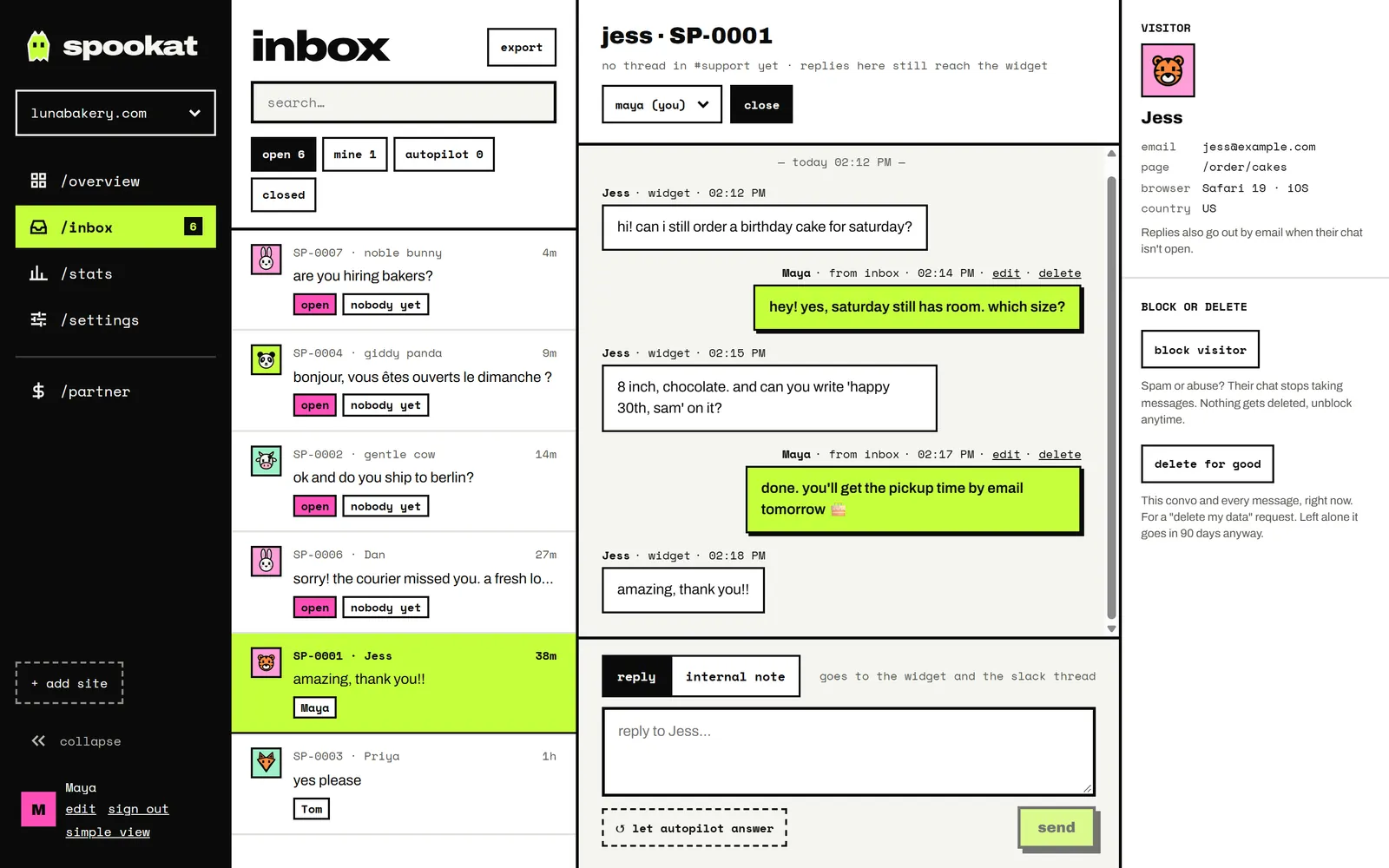 Die Inbox: die Liste der Chats, einer offen mit den Fragen des Besuchers und den Antworten des Teams, dazu Seite, Browser und Land des Besuchers.