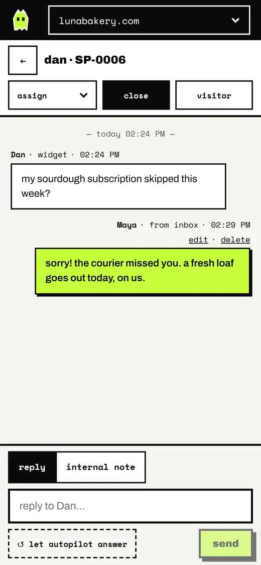 Ein Chat offen in der Inbox auf einem Handy, mit Antwortfeld und einem Tab für interne Notizen.