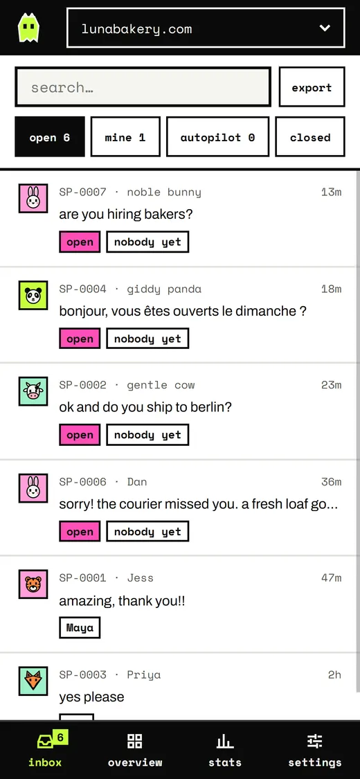 Die Spookat-Inbox auf einem Handy: offene Chats mit ihren ersten Zeilen und wer sie betreut.