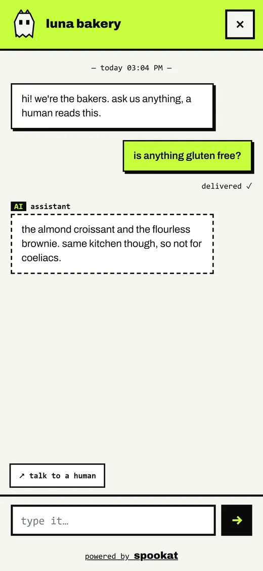 Der Chat im Vollbild auf einem Handy: eine Frage nach glutenfreiem Gebäck und eine Antwort mit dem Label AI.